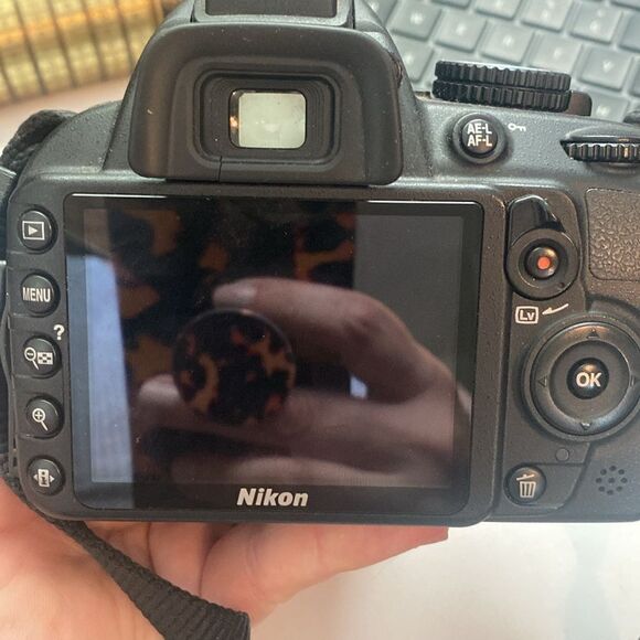 EUC Nikon D3100 14.2MP DSLR Camera with AF-S DX 18-55mm f/3.5-5.6 VR Zoo… - Picture 5 of 11